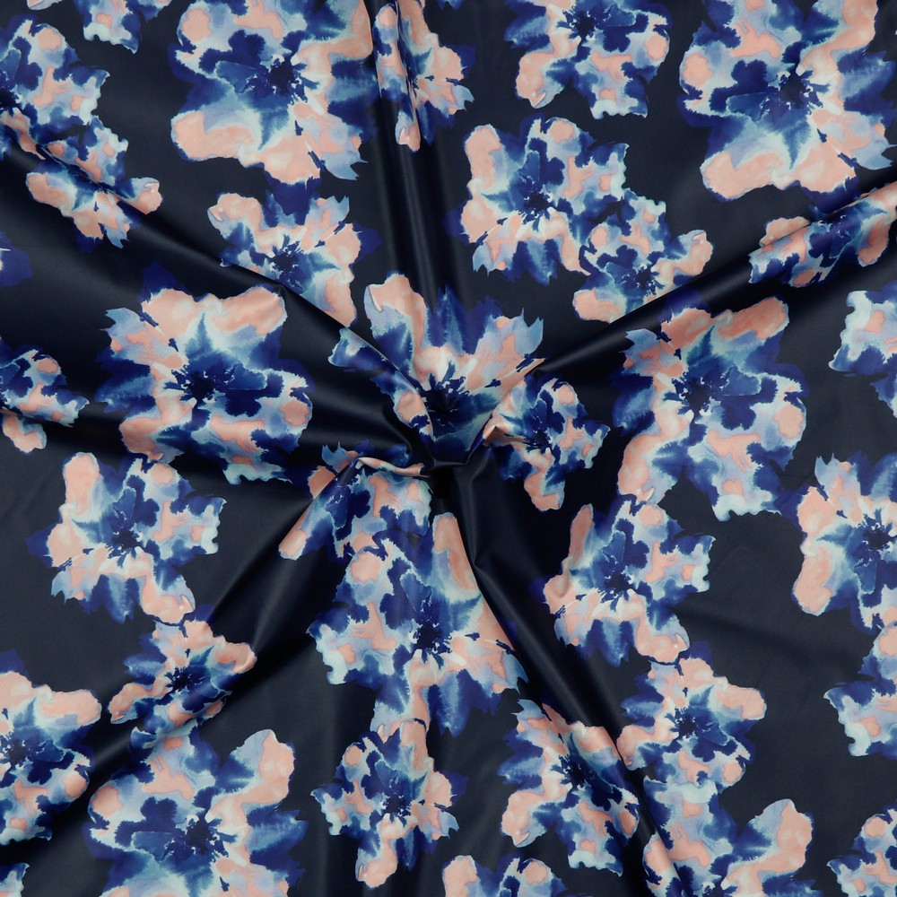 Regenjackenstoff Watercolour Flowers Blau/Apricot auf Dunkelblau Digital