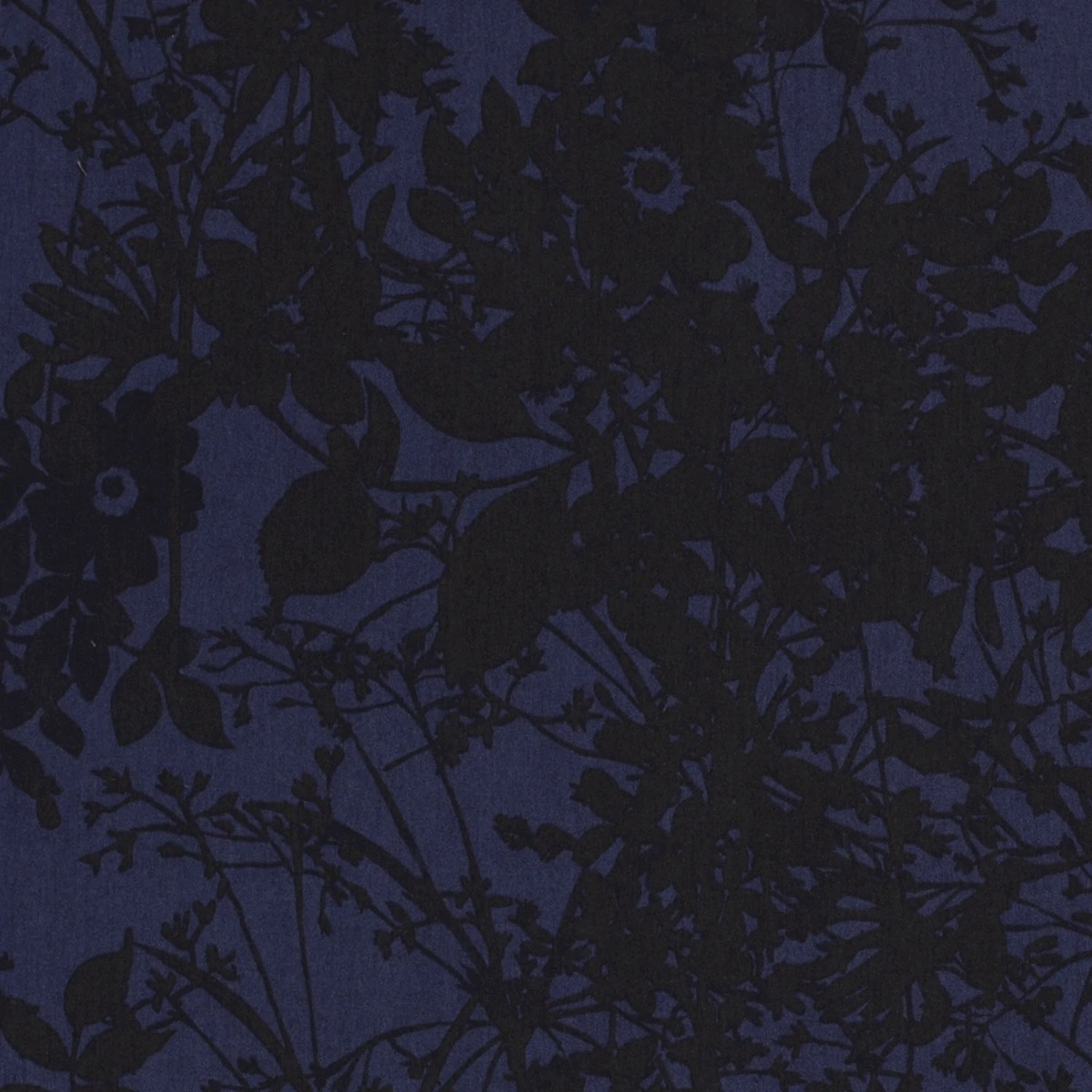 Bekleidungsstoff Lyocell Schwarzes Blumenmuster auf Dunkelblau Tencel™